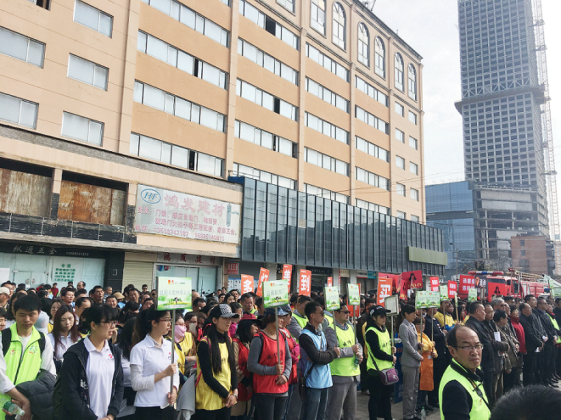 2017年3月5日，是我国第54个学雷锋纪念日。3月份的春天万物复苏，百花齐放。阳光透过淡薄的云层照耀着大地，它的万道金光愉快地普照着万物。春风拂面,是那么清柔,那么亲切,就像是雷锋的精神一直温暖着、鼓舞着我们!