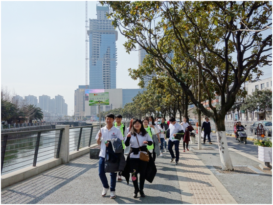 一路上，志愿者把“学雷锋践行动 树新风做好事 做志愿者”的精神传扬到大街小巷，把雷锋为人民服务的志愿精神带到城市的每个角落。